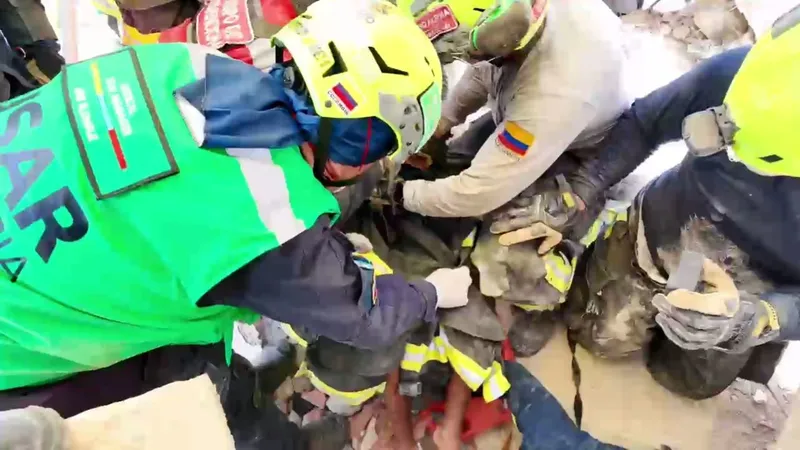 VIDEO del impresionante rescate de un niño atrapado bajo los escombros en Venezuela