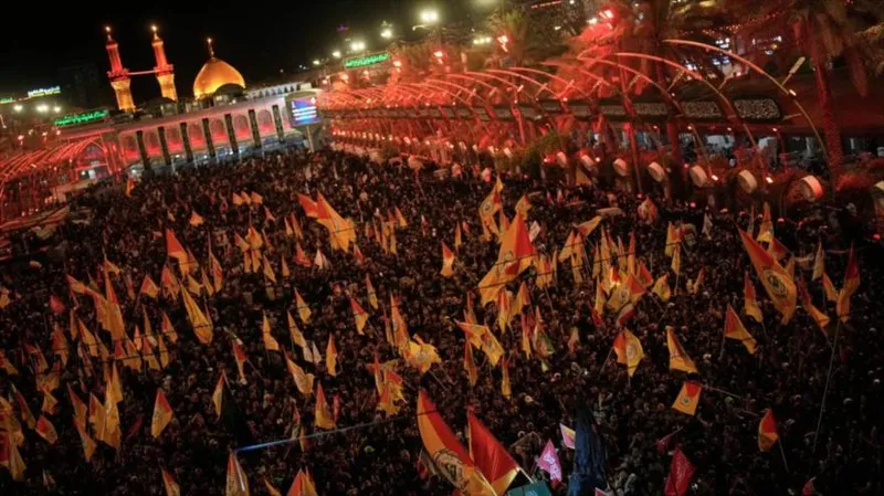Multitud en Irak retrasa inicio de cortejo fúnebre del Líder mártir en Irán