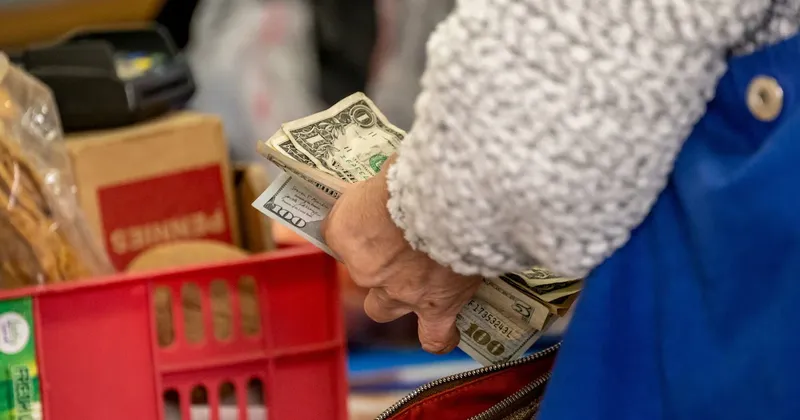 El dólar cae a mínimos de tres semanas tras la recompra de bonos del Tesoro