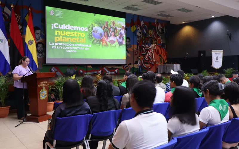 300 universitarios participan en un simposio