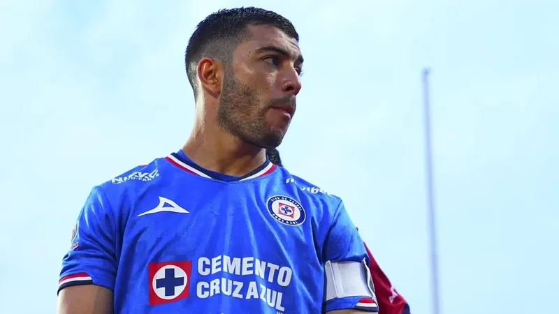 La razón por la que Erik Lira desaparece de la convocatoria de Cruz Azul