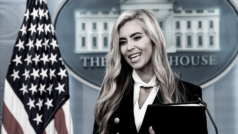 Nueva portavoz de Donald Trump se enreda en su primera conferencia de prensa