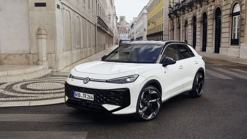 Volkswagen transforma uno de sus SUV más conocidos: el T-Roc estrena por fin una versión híbrida que no necesita enchufe