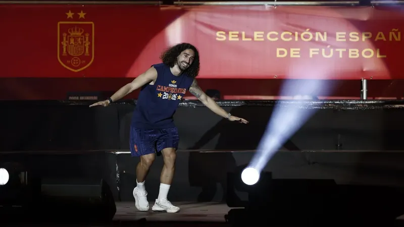 Un recuerdo de por vida: Cucurella se tatuó la cara de Luis de la Fuente tras victoria en el Mundial 2026