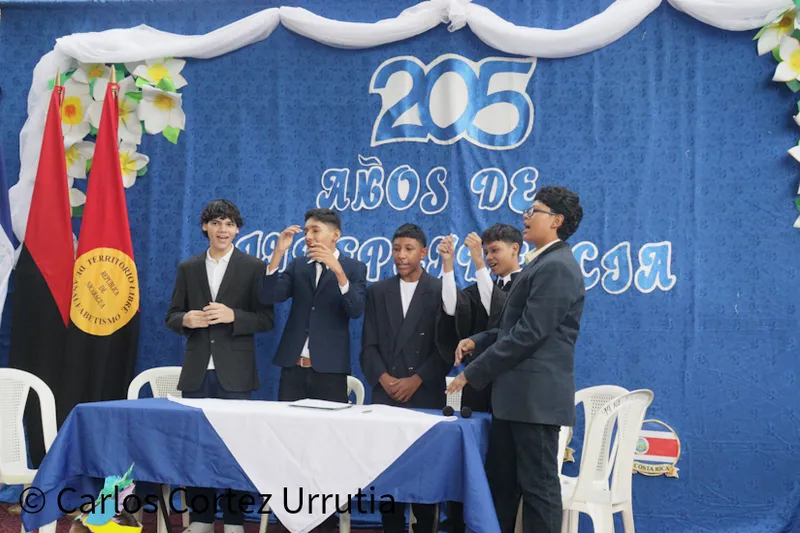 Estudiantes del Colegio 14 de Septiembre recrean la Firma del Acta de Independencia