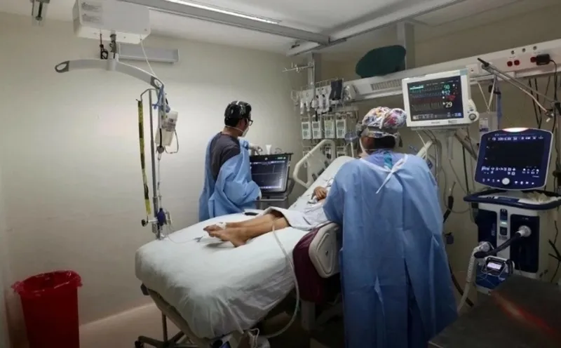 Seguros de gastos médicos deben ajustarse; mayores de 65 pagan hasta 6 veces más que adultos jóvenes: estudio