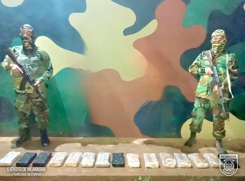Ejército incauta 15 paquetes de cocaína y retiene a dos en Peñas Blancas