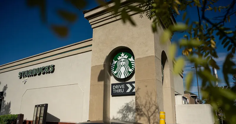 Starbucks explora el uso de inteligencia artificial para tomar pedidos en sus servicios de drive-thru