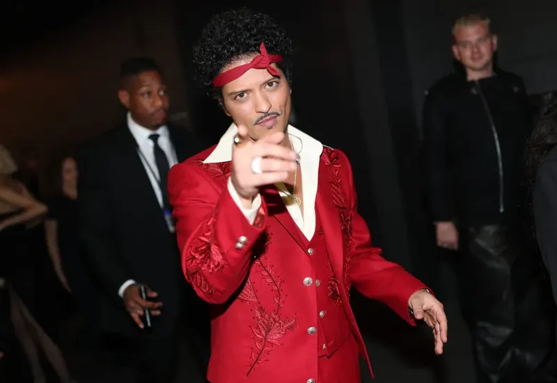 Bruno Mars reacciona con humor al ver a Drake bailar con su ‘crush latina’ Karol G: ‘¡La recuperaré!’