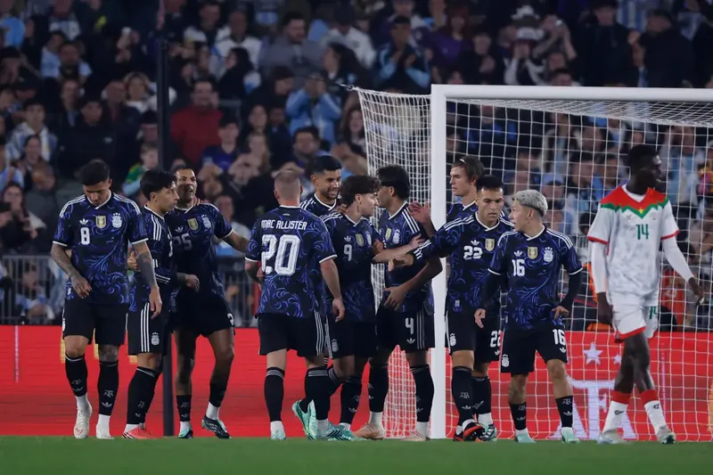 Argentina no tuvo piedad de la improvisada Burkina Faso mientras espera el adiós de Messi
