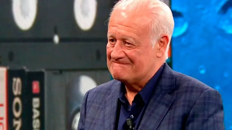Juan Echanove (65 años) sobre sus legendarias juergas con Paco Rabal: "No sé cómo acabamos sentados en una comunión"