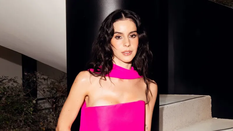 Ana Pau Capetillo apuesta por un vibrante vestido fucsia en la alfombra roja de 'Mal de Amores'