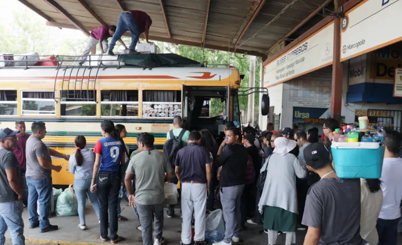 Vacaciones Patrias registran masiva afluencia en terminales de buses hacia los departamentos