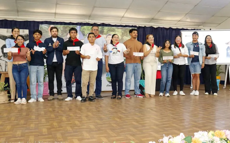 Estudiantes de la UNAN-Managua y Casimiro Sotelo reciben becas universitarias Pueblo Presidente
