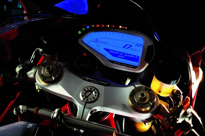 Adiós a superar el límite de velocidad en carretera. Europa tiene un plan para capar todas las motos con la electrónica
