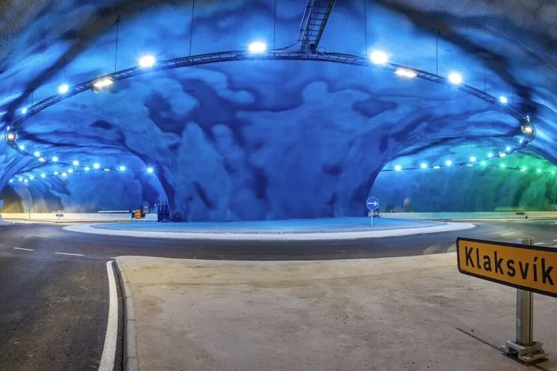 La “rotonda medusa”, una construcción submarina a la que se llega tras recorrer los 11,2 km de longitud de un túnel sumergido a 187 metros de profundidad