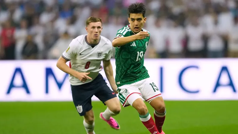 De jugar el Mundial 2026 a las aulas: El inesperado logro de Gilberto Mora que felicitó Memo Ochoa