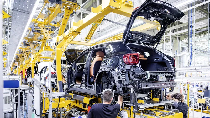 Mercedes pisa el acelerador con el SUV eléctrico más barato: 657 km de autonomía y “cientos de millones” para fabricarlo en Europa