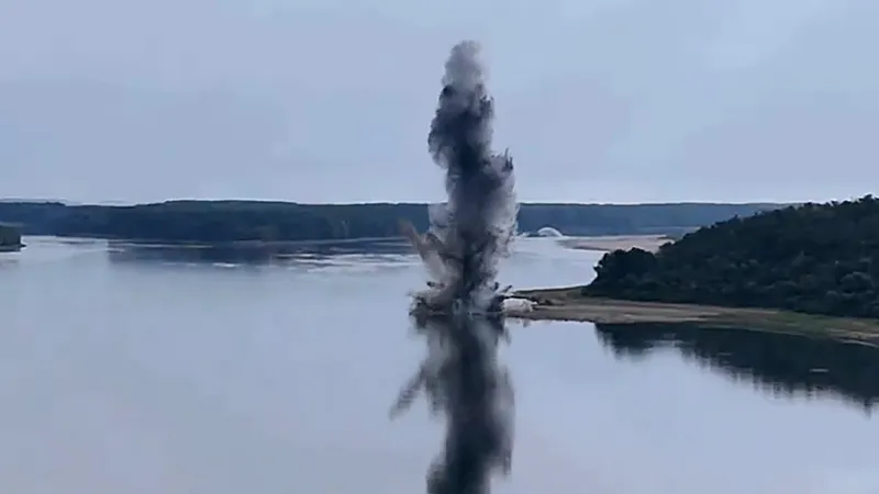 VIDEO: Detonan formación rocosa para asegurar el flujo de agua hacia una central nuclear
