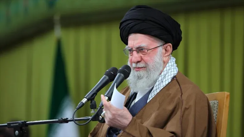 Líder mártir cuestiona las pretensiones de la democracia liberal occidental; Irán propone una alternativa