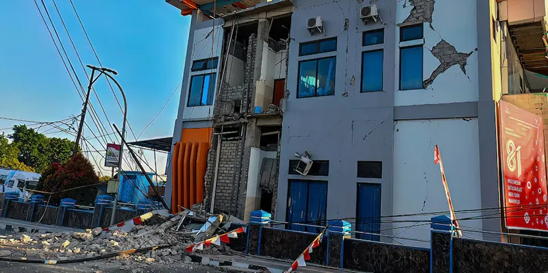 Terremoto de magnitud 7,7 sacude Indonesia y activa alerta de tsunami