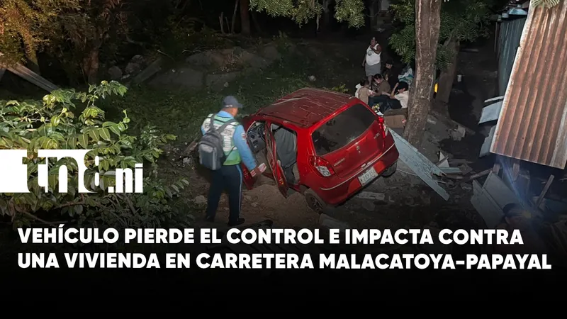 Automóvil impacta contra una vivienda en la carretera Malacatoya-Papayal