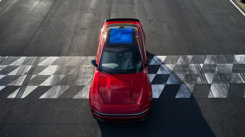 Como no lo vende en Estados Unidos, Stellantis decide traer a Europa su 'muscle car' eléctrico de 670 CV y 100,5 kWh de batería