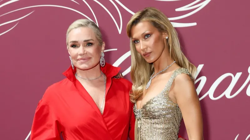 El dúo más elegante de Cannes: Bella Hadid protagoniza un momento lleno de estilo junto a su mamá