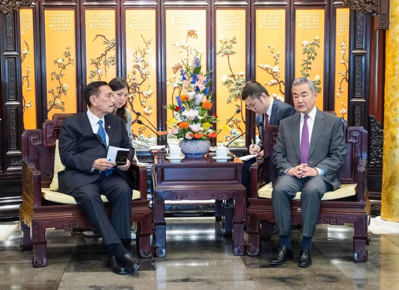 Canciller chino se reúne con presidente del Consejo Económico Nacional de Indonesia