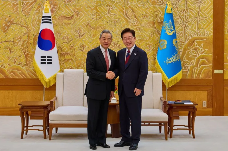 Canciller chino insta mayores avances en asociación cooperativa estratégica entre China y República de Corea