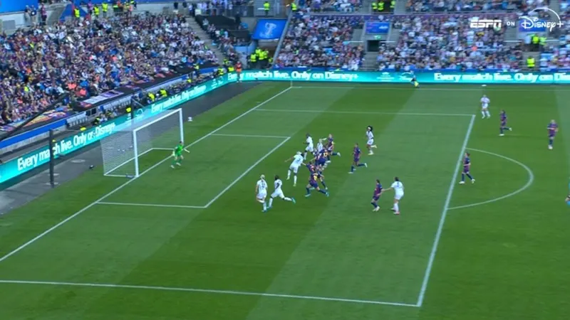 El Barça se salva por milímetros del gol del OL Lyonnes