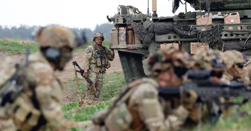 E.UU. revisará su presencia militar en Europa mientras presiona a los aliados de la OTAN