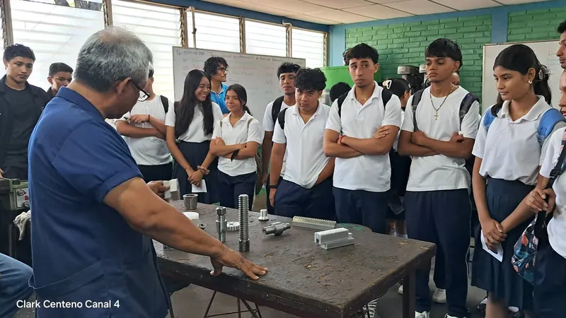 Estudiantes de secundaria realizaron recorrido "un día en el Tecnológico Nacional"