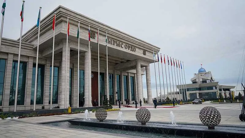 Canciller chino dice que visitas de Xi Jinping a Kirguistán y Egipto se enfocaron en la solidaridad y la cooperación
