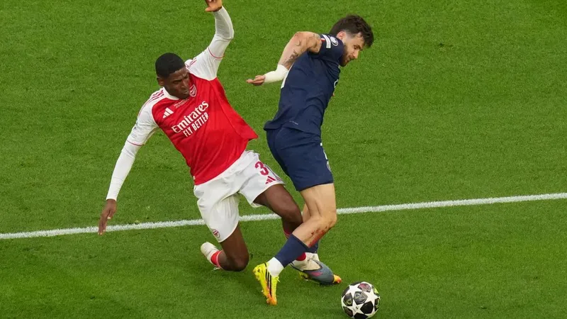Kvaratskhelia rompe la defensa del Arsenal y Dembélé empata de penalti