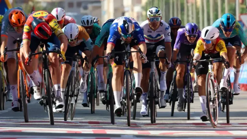 Coquard gana una dramática etapa marcada por las caídas y el fatal abandono de Pogacar