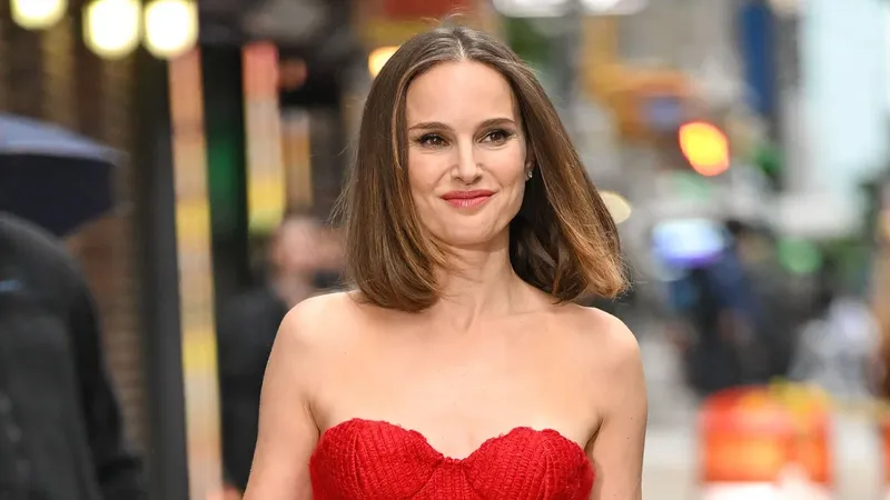 Natalie Portman presume su crecida pancita de embarazo al descubierto: ‘Contando los días para conocerte’