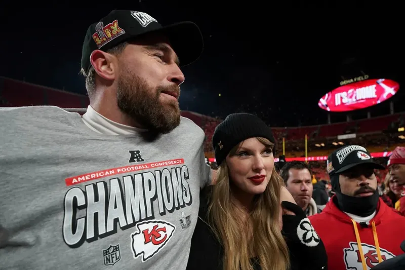 Taylor Swift y Travis Kelce son fotografiados en una cita romántica en Nueva York