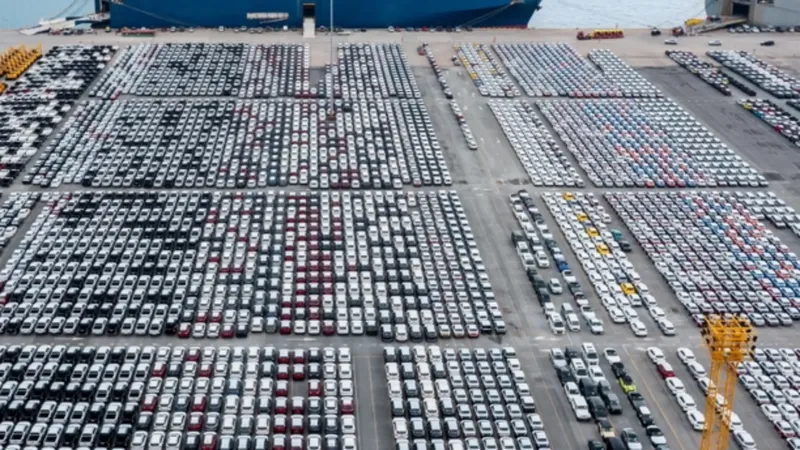 Los puertos europeos se llenan de coches eléctricos chinos, y es un gran problema