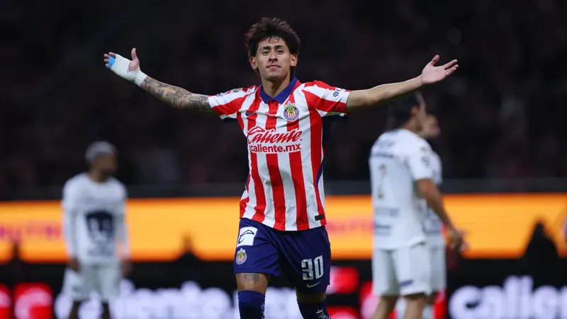 Chivas asalta el liderato de la Liga MX tras golear a Pumas antes del Clásico Nacional
