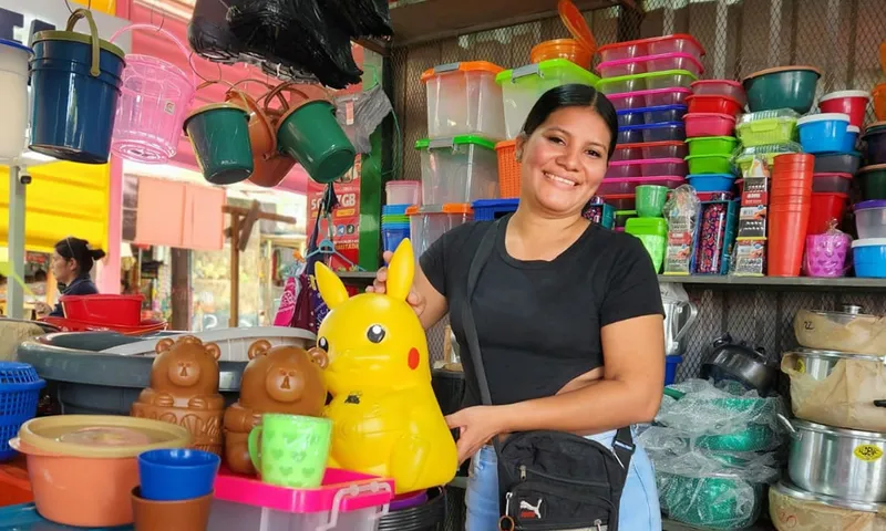 Comerciantes del Israel Lewites se preparan con plásticos para La Purísima