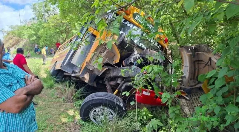 Pasajeros resultan ilesos al accidentarse autobús en El Carrizo