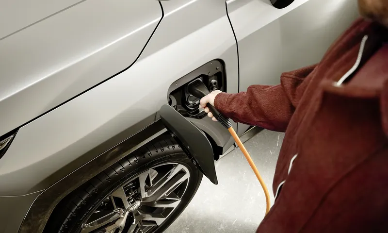 Solo el 27 % de los kilómetros de un híbrido enchufable se hacen en eléctrico: sus emisiones de CO2 son altísimas y ya se busca solución