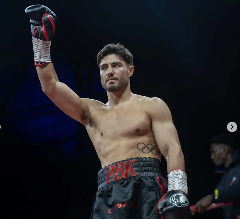Josh Kelly retiene por decisión unánime ante Caoimhin Agyark