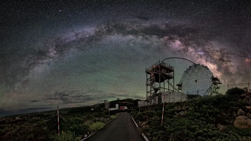 En La Palma han levantado cuatro telescopios de 100 toneladas capaces de girar en 20 segundos. Están hechos para cazar las explosiones más violentas del Universo