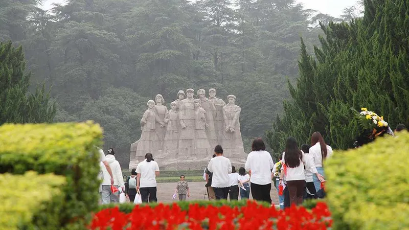 Miembros de las fuerzas armadas de todo el país rinden homenaje a los mártires