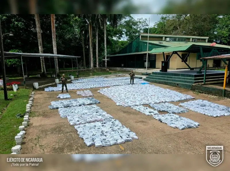 Ejército decomisa dos lanchas con más de 2,800 pares de zapatos de contrabando