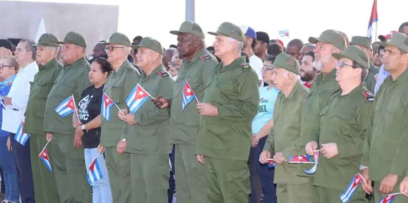 Díaz-Canel encabeza acto masivo en defensa de Raúl Castro y la Revolución