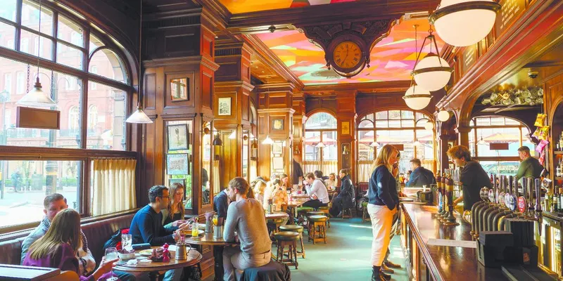 Anuncia UK rebaja de impuestos para los pubs en dificultades