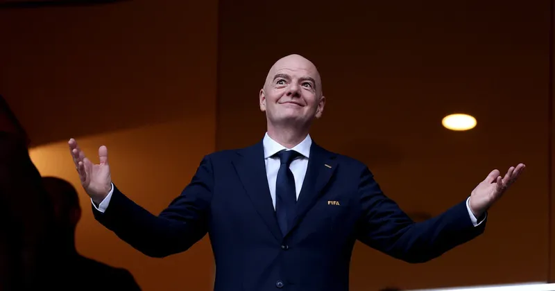 Entre críticas al Mundial y récords de ingresos, Infantino fortalece su posición en la FIFA